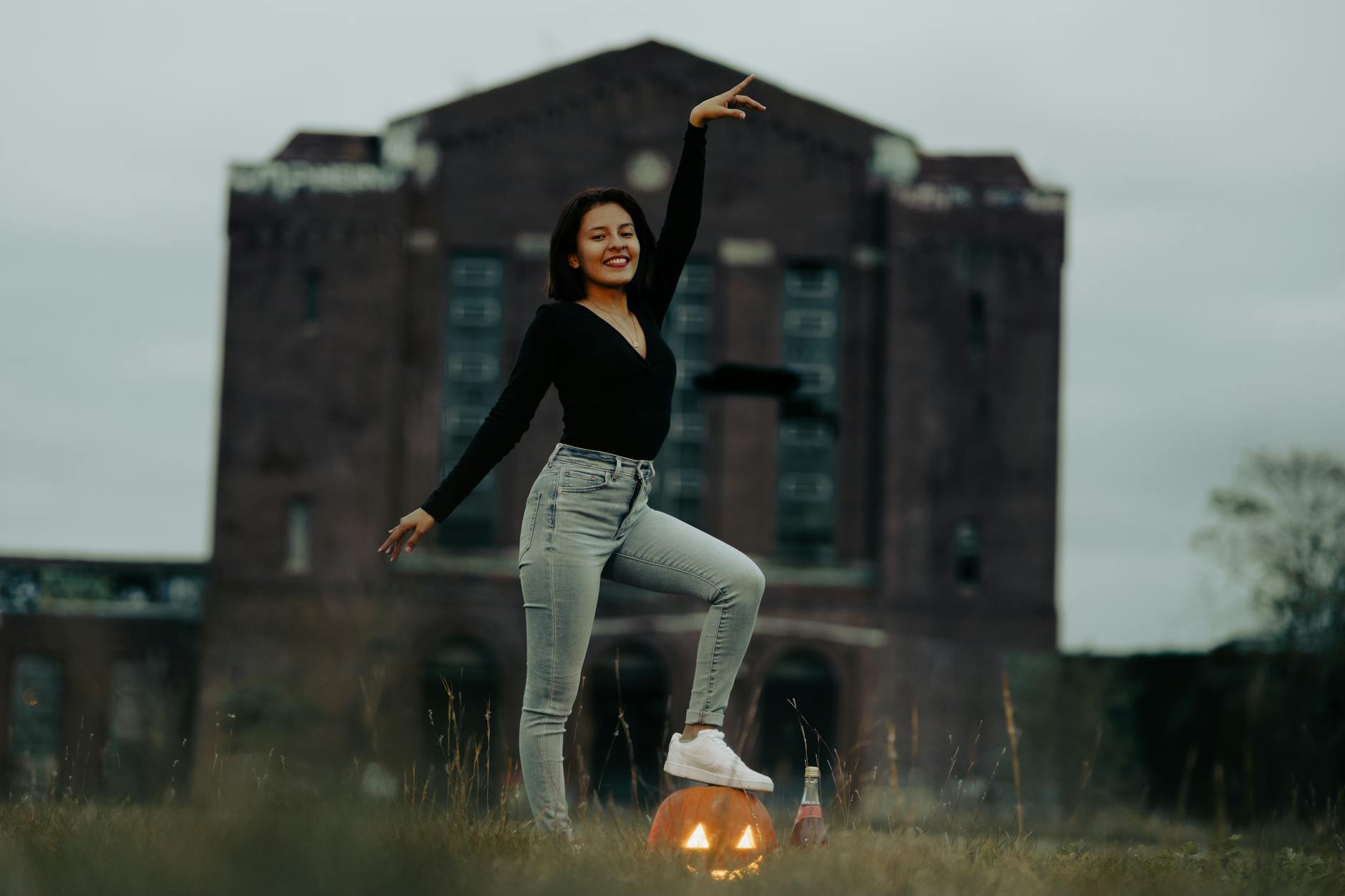 Malowniczy widok na miasto Kowary z górami Karkonosze w tle