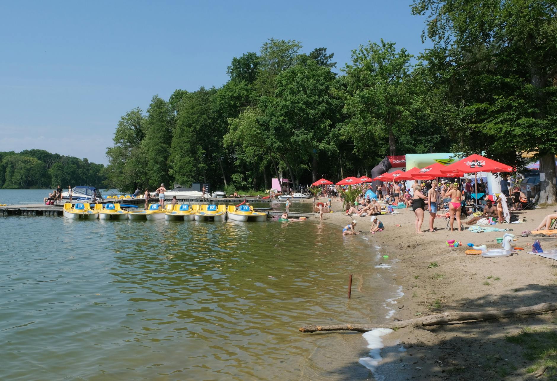 Malowniczy widok na Kowary i okoliczne góry podczas wiosennego weekendu