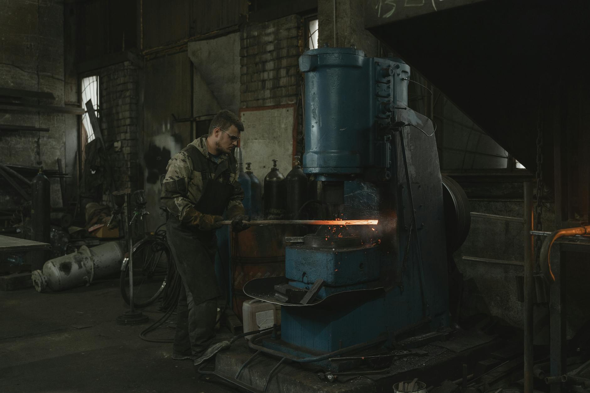 Widok na miasto Kowary z górami w tle, symbolizujący potencjał rozwoju gospodarczego.